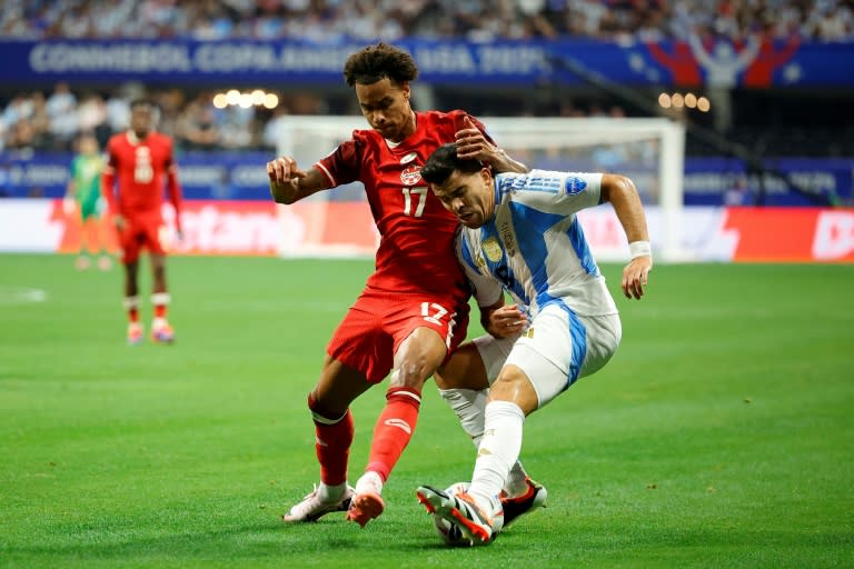 El futbolista canadiense Tajon Buchanan (izq.) pugna por una pelota con el argentino Marcos Acuña en el partido inaugural de la Copa América, el 20 de junio de 2024 en Atlanta (Georgia, EEUU) (Alex Slitz)