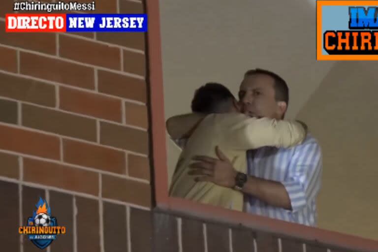 El periodista se abrazó con el campeón del mundo delante de todos los hinchas (Foto: Captura de video / X @elchiringuitotv)