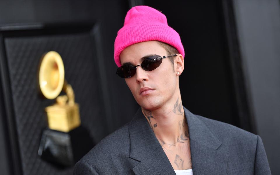 Canadian singer-songwriter Justin Bieber arrives for the 64th Annual Grammy Awards at the MGM Grand Garden Arena in Las Vegas on April 3, 2022. (Photo by ANGELA WEISS / AFP) (Photo by ANGELA WEISS/AFP via Getty Images)