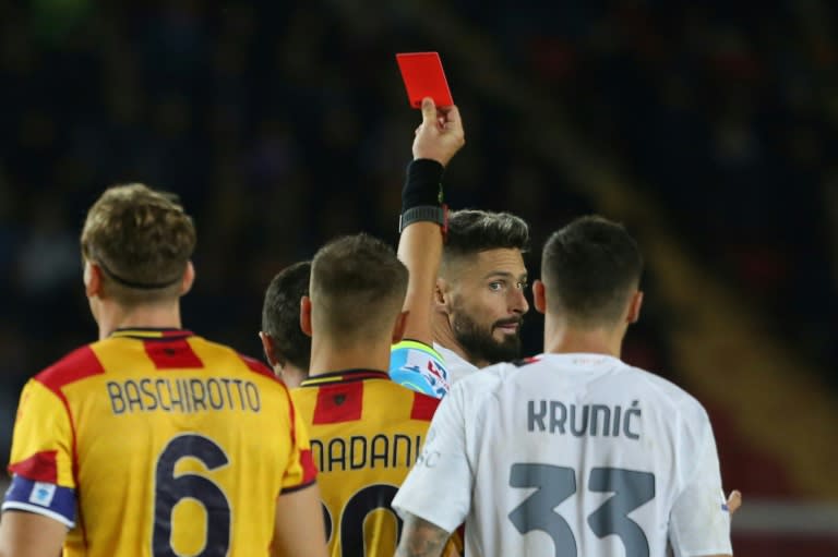 L'attaquant de l'AC Milan Olivier Giroud sanctionné d'un carton rouge en fin de match pour contestation, lors du match nul 2-2 à Lecce, le 11 novembre 2023 (Carlo Hermann)