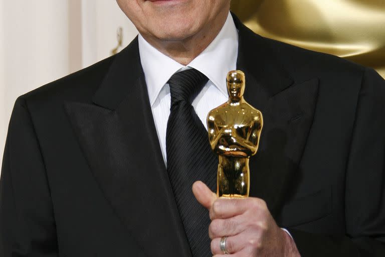 Alan Arkin con el Oscar que ganó en 2007 por su trabajo en Pequeña Miss Sunshine