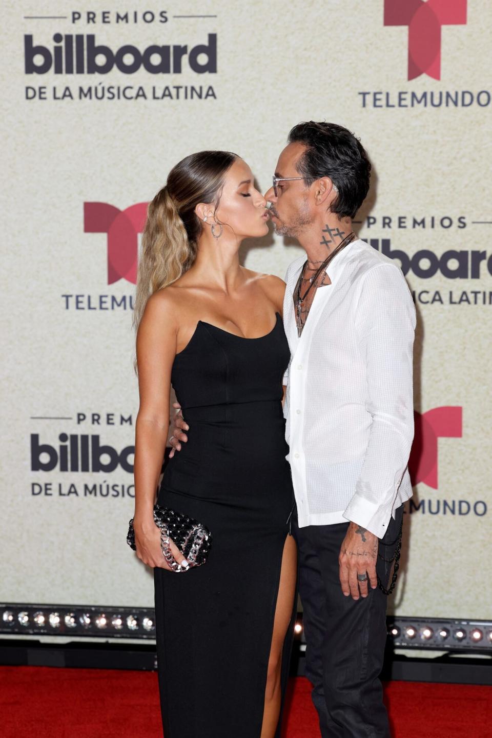 Marc Anthony y su novia, Jessica Lynn Harris. (Alexander Tamargo/Telemundo/Photo Bank) 