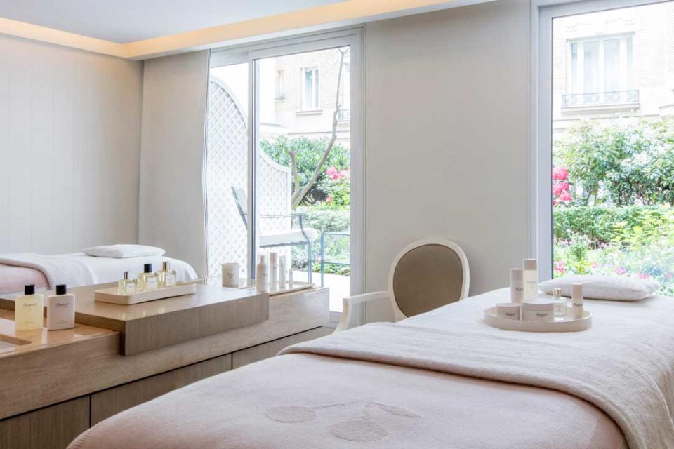 <p>Pour mettre en valeur sa très belle gamme de soins, Bonpoint s'allie avec le prestigieux palace parisien Le Bristol et ouvre son tout premier Spa. Pour l'occasion, des protocoles ont été spécifiquement mis en place afin de répondre aux besoins des parents et des enfants. Dans une très belle cabine duo qui donne sur un joli jardin, il est possible de se faire un soin du visage ou du corps parent-enfant (de 6 ans à 16 ans selon le soin choisi). Notre coup de cœur ? Le soin corps tendresse (55min) qui comprend un massage du dos, de la nuque, des bras et des jambes pour une relaxation profonde et sensorielle grâce aux produits de la maison dont la signature olfactive de propre et de bébé n'est plus à présenter. Ainsi que l'Escale Magique qui propose de son côté un soin du visage, un massage du corps et un goûté créé par le Chef Pâtissier Pascal Hainigue.</p><p><b>Soin corps tendresse, 55 min, 205 € par personne</b></p><p><b>Escale magique, 50 min de soin et un goût servi au Kids Club, 250 € par personne</b></p><br>