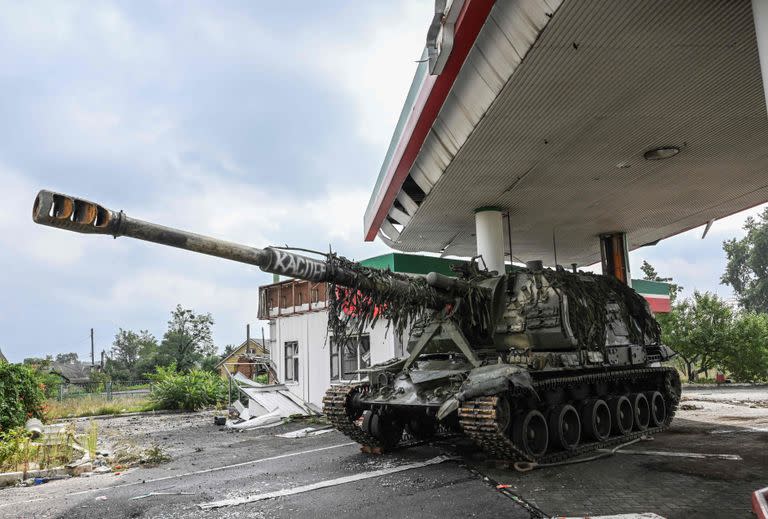 Un tanque ruso abandonado en Izium, tras la contraofensiva de Ucrania. (Juan BARRETO / AFP)