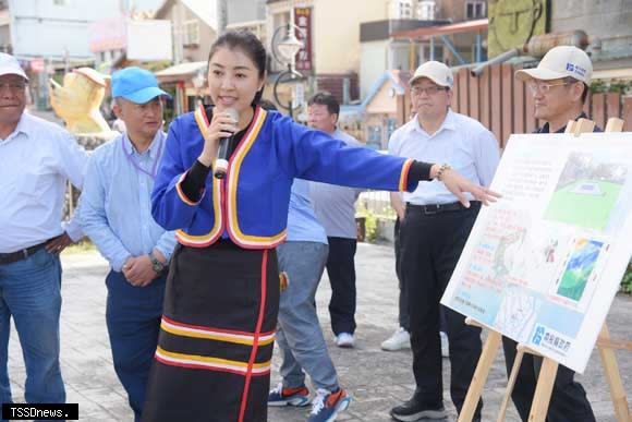 南投縣長許淑華會勘伊達邵興建親子公園遊憩設施，穿上日月潭邵族傳統服飾表示支持。(記者蔡榮宗攝)