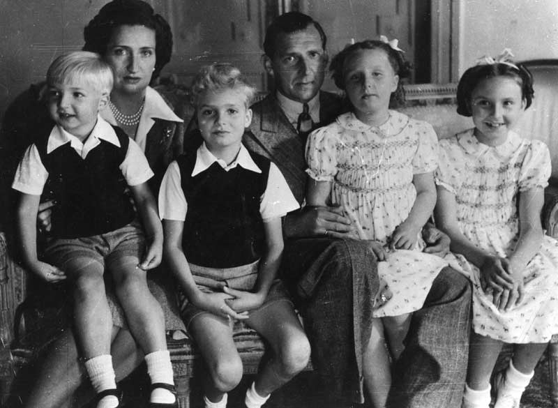 Don Juan Carlos con sus padres y sus hermanos