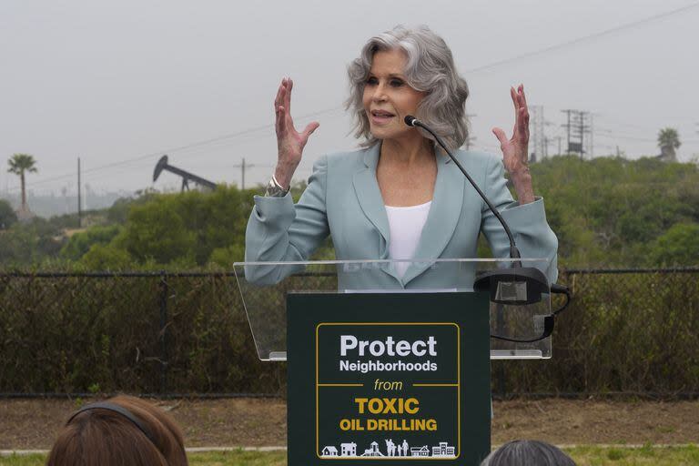 Jane Fonda, actriz y activista climática habló con miembros del equipo por una California Segura y Saludable que hace campaña porque se mantenga la ley 1137 que regula la actividad petrolera en la zona de California, en la que funcionan casi 30 mil pozos petroleros muy cerca de barrios residenciales, escuelas y hospitales. Si el 22 de diciembre se ratifica la ley, todas las instalaciones o pozos de producción de petróleo o gas que estén ubicados dentro de una zona de protección de la salud deberán cumplir con las nuevas regulaciones 