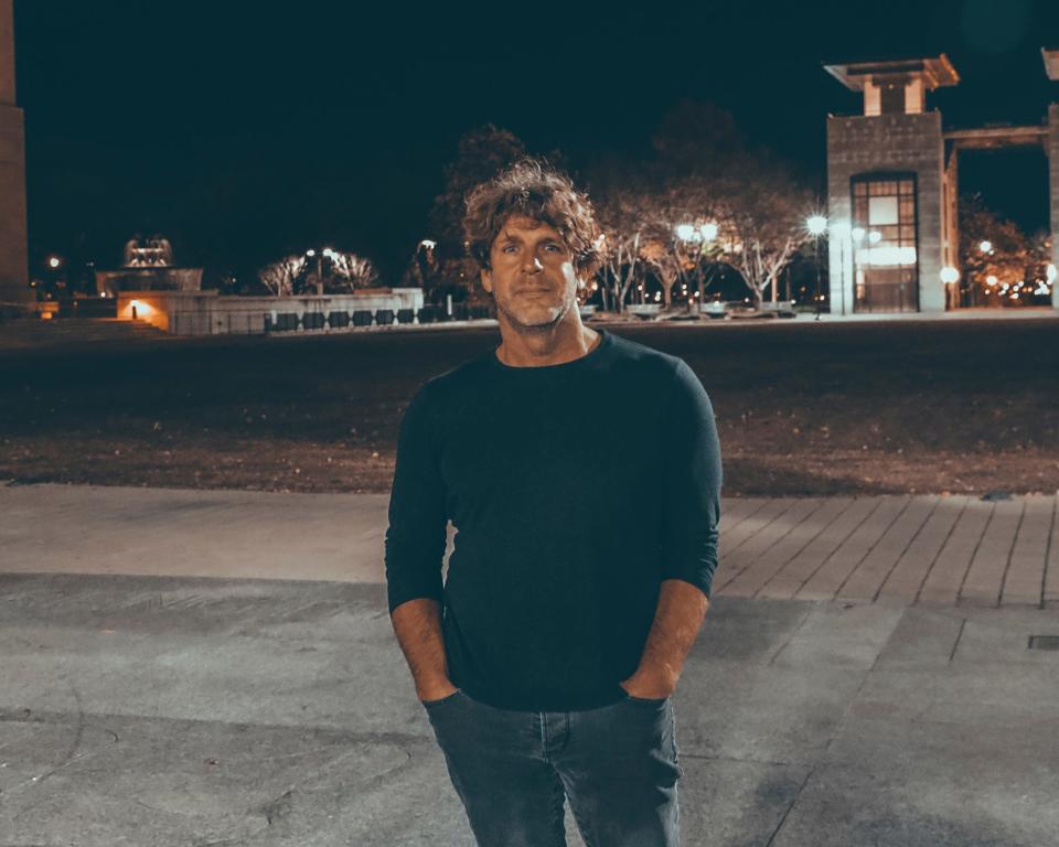 Billy Currington will play the Mercedes-Benz Amphitheater in Tuscaloosa May 17, according to Birmingham-based Red Mountain Entertainment, which books and runs the venue. Also on the bill are Kip Moore and Redferrin.