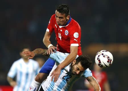 Argentina's Ezequiel Lavezzi and Chile's Mauricio Isla battle for ball during their Copa America 2015 final soccer match at the National Stadium in Santiago, Chile, July 4, 2015. REUTERS/Marcos Brindicci