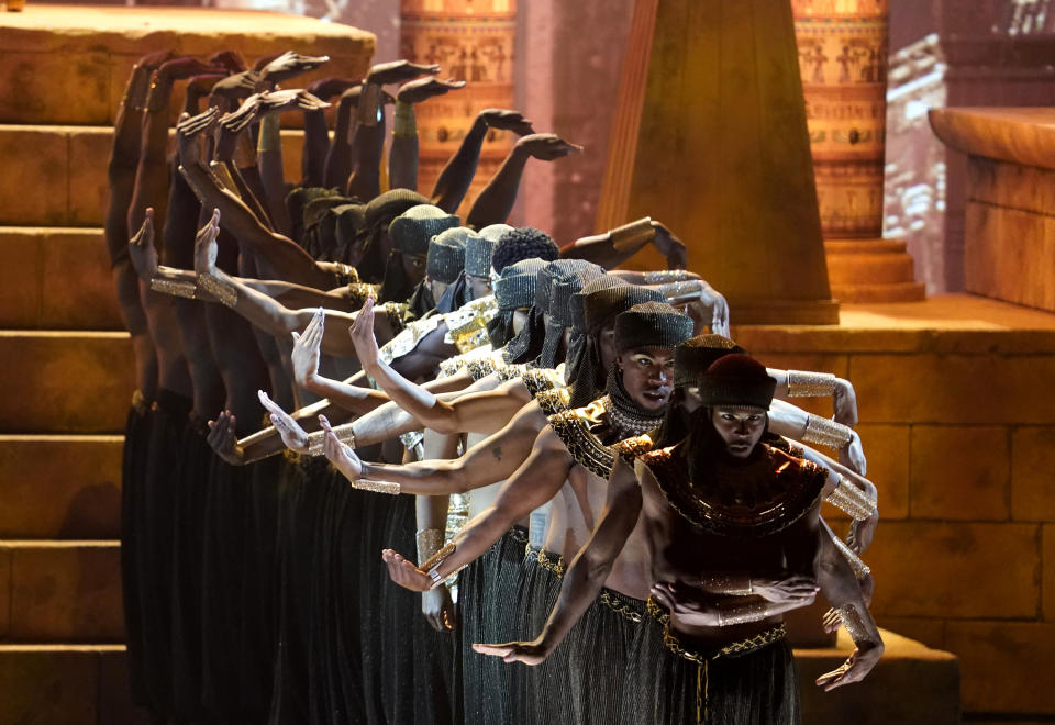 Lil Nas X interpreta "Call Me By Your Name" en la ceremonia de los Premios BET, el domingo 27 de junio de 2021 en el Teatro Microsoft en Los Ángeles. (AP Foto/Chris Pizzello)