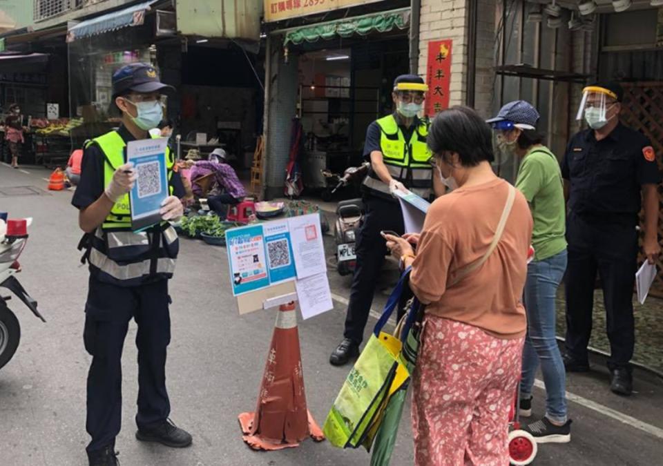 市場分流北投分局有新招 美女主播獻聲波麗士助防疫。（北投分局提供）