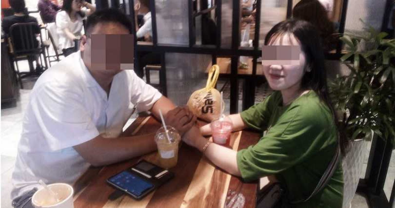 李男父親出示照片，指2019年時，阮女與兒子相處互動跟情侶沒兩樣，豈料今年把對方接來台灣，竟在婚宴當天逃婚。（圖／讀者提供）
