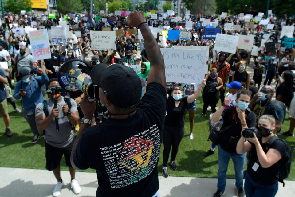 Manifestantes protestando en el Parque Olímpico del Centenario, el viernes 29 de mayo de 2020 en Atlanta. Tras la muerte de George Floyd durante un arresto en Minneapolis se organizaron protestas en ciudades de todo Estados Unidos.