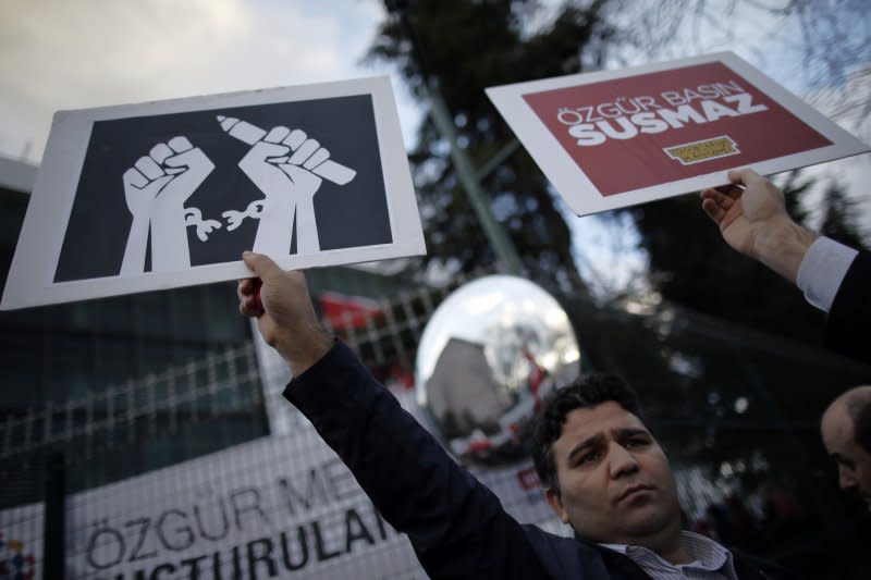《土耳其時報》的支持者在街頭舉牌抗議政府干涉新聞自由。（美聯社）