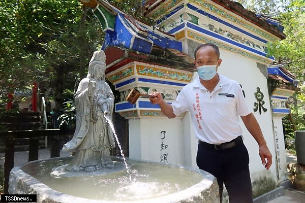 每年都吸引眾多民眾到此取水，因今年疫情嚴峻，清水岩寺管委會決定關閉水源。（記者方一成攝）