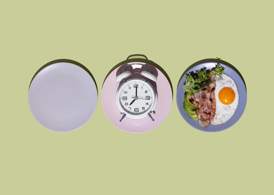 There are many ways to participate in intermittent fasting. (Getty) Intermittent fasting concept with blank colorful plates. Healthy keto breakfast - bacon, fried eggs, avocado and microgreens. Low in carbohydrates, high in fat. Top view.