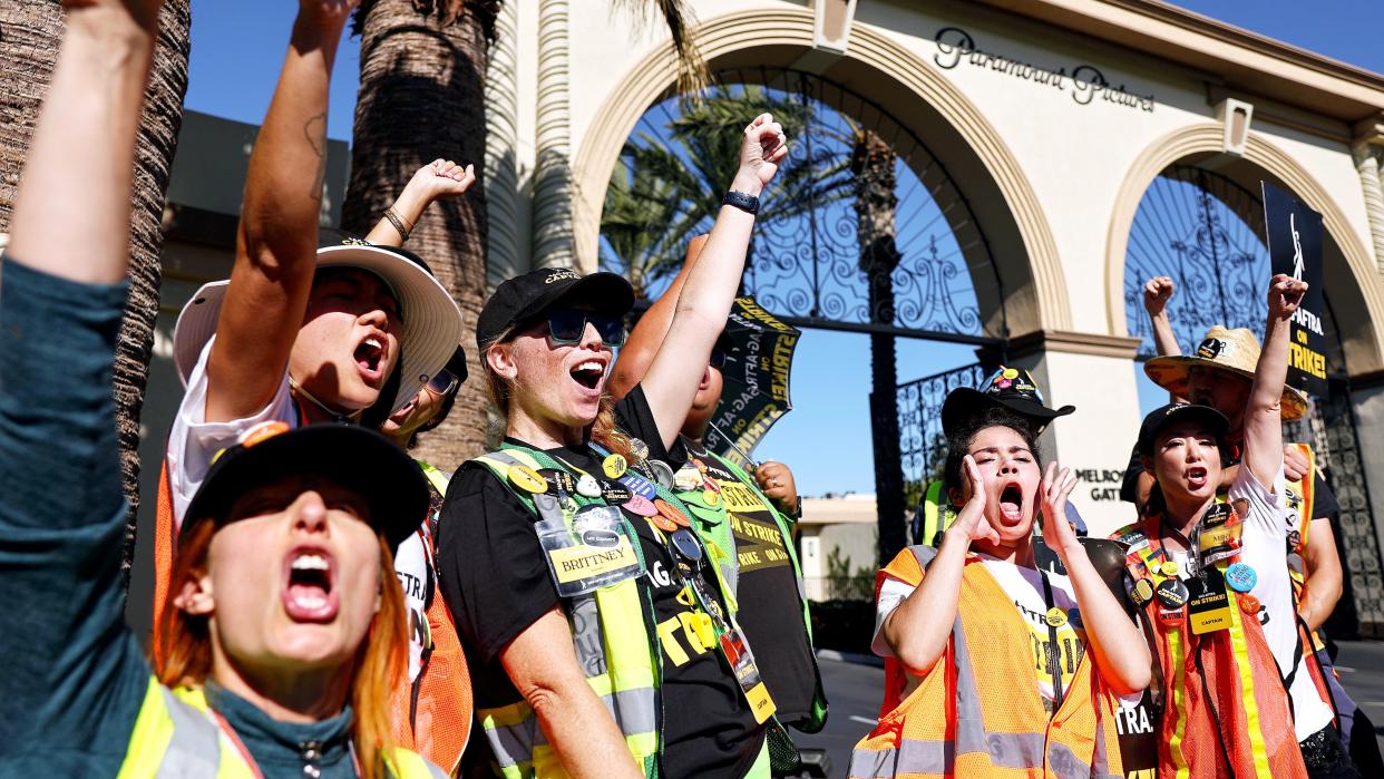  SAG-AFTRA members outside Paramount Studios. 