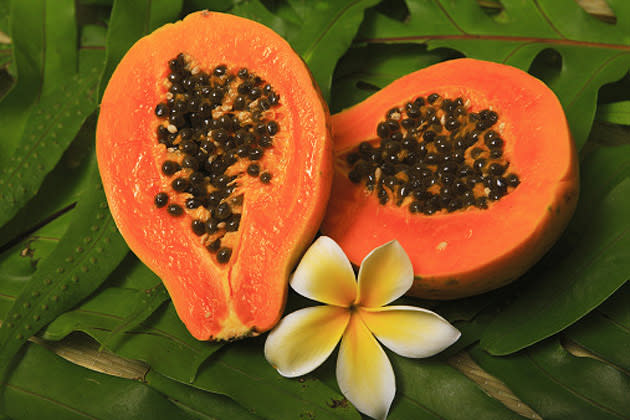 Die Papaya mag zwar unscheinbar aussehen, doch sie hat es wirklich in sich: Sie besitzt natürliche Enzyme wie Papain, die unter anderem die Verdauung von Fetten und Eiweißen unterstützen. Das ist wichtig, denn je besser unsere Nahrung aufgespalten und verdaut werden kann, desto weniger sieht man auch nach außen hin davon. Das Resultat: ein flacher Bauch! (Bild: thinkstock)