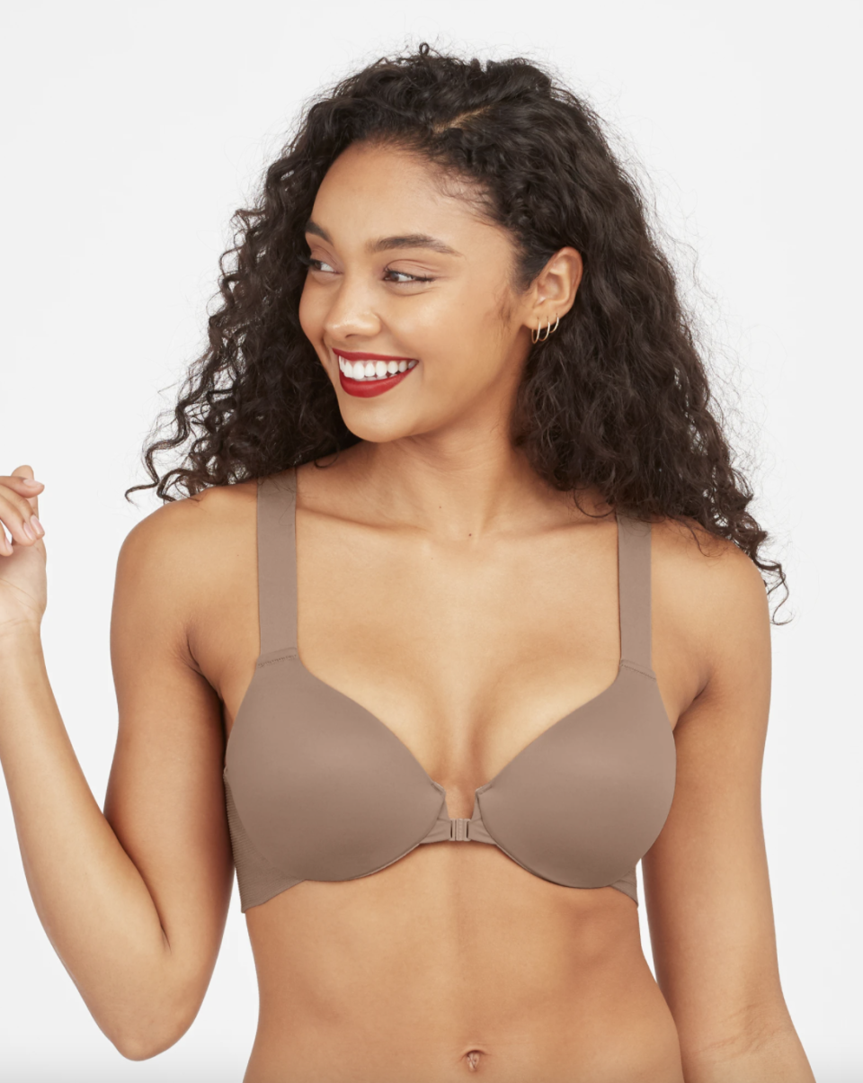 black model with curly hair wearing light brown spanx Bra-llelujah! Lightly Lined Full Coverage Bra (Photo via Spanx)