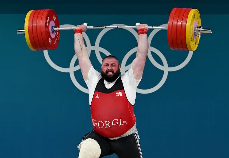 Lasha Talakhadze de Georgia compite en el evento de levantamiento de pesas masculino de +102 kg durante los Juegos Olímpicos de París 2024