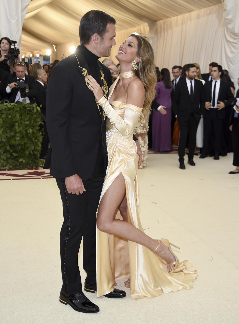 Brady and Bündchen wore matching looks Monday night at the Met Gala to celebrate the opening of the Heavenly Bodies: Fashion and the Catholic Imagination exhibition. (Photo: Evan Agostini/Invision/AP)