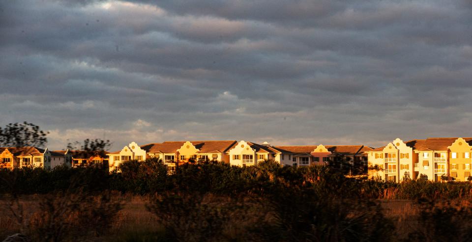 An apartment complex in the morning along I-75 on Thursday, Feb. 16, 2023. In some places, like Lee County, it's better to buy than rent, according to a new study.
(Photo: Andrew West/The News-Press)