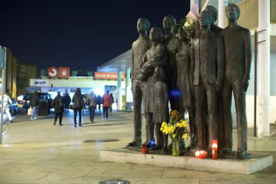 <p>Vista de la escultura de homenaje a las víctimas de los atentados del 11m de Madrid, que preside la entrada de la estación de Cercanías de Alcalá de Henares (Madrid) de donde partió uno de los trenes que fue objetivo de los terroristas. Foto: EFE </p>