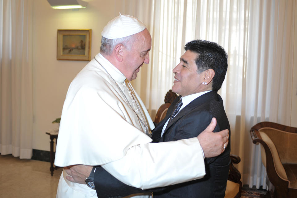 En esta imagen suministrada por el diario del Vaticano L&#39;Osservatore Romano, el ex futbolista Diego Maradona, derecha, abraza al papa Francisco el jueves, 4 de septiembre de 2014, en el Vaticano. (AP Photo/L&#39;Osservatore Romano, HO)