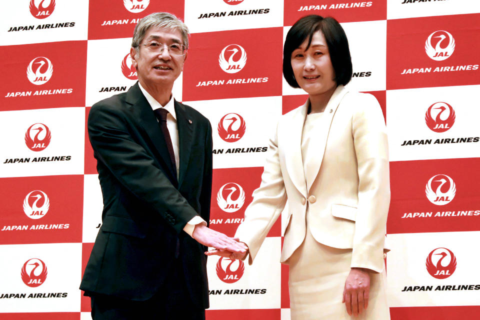 日本航空公司（JAL）將首度出現女社長。59歲的取締役（董事）鳥取三津子（右）將於今年4月1日升任，創日航第一位女社長及首位出身空服員的社長兩項第一的紀錄。（JIJI Press/法新社/ Getty Images)