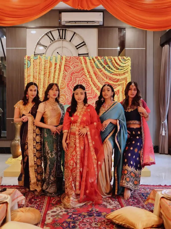 Mengusung tema Bollywood, Rachel dan para bestie-nya tampil maksimal dalam pesta kostum bernuansa tradisional India. (Instagram @rachelvennya)