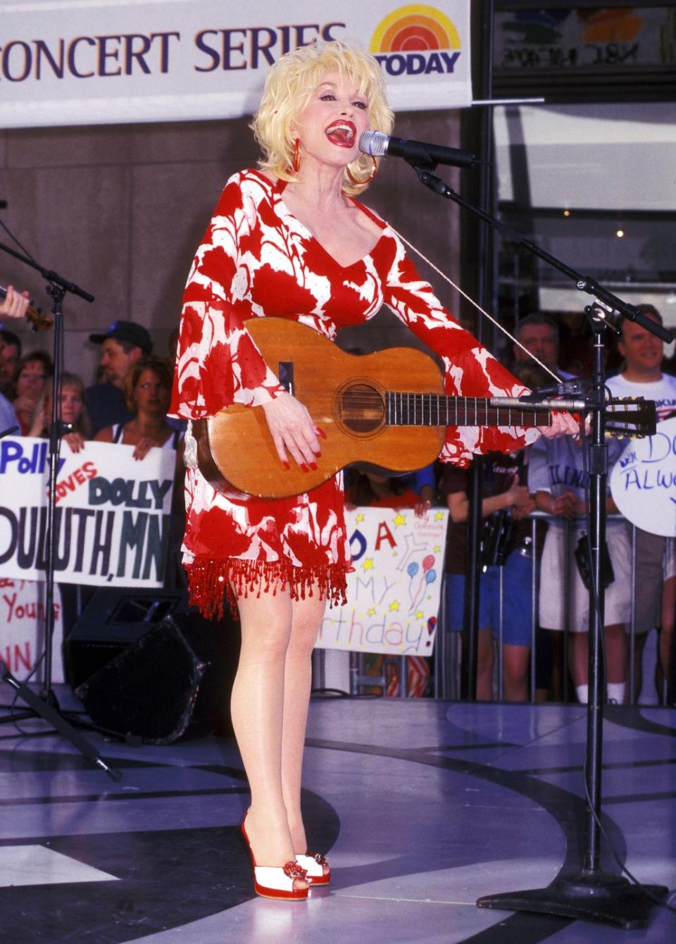 2002: Dolly Parton Tours for the First Time in a Decade