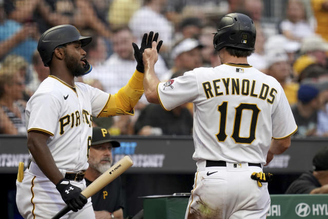 Pirates hit three home runs to hold off Padres in 3-2 win