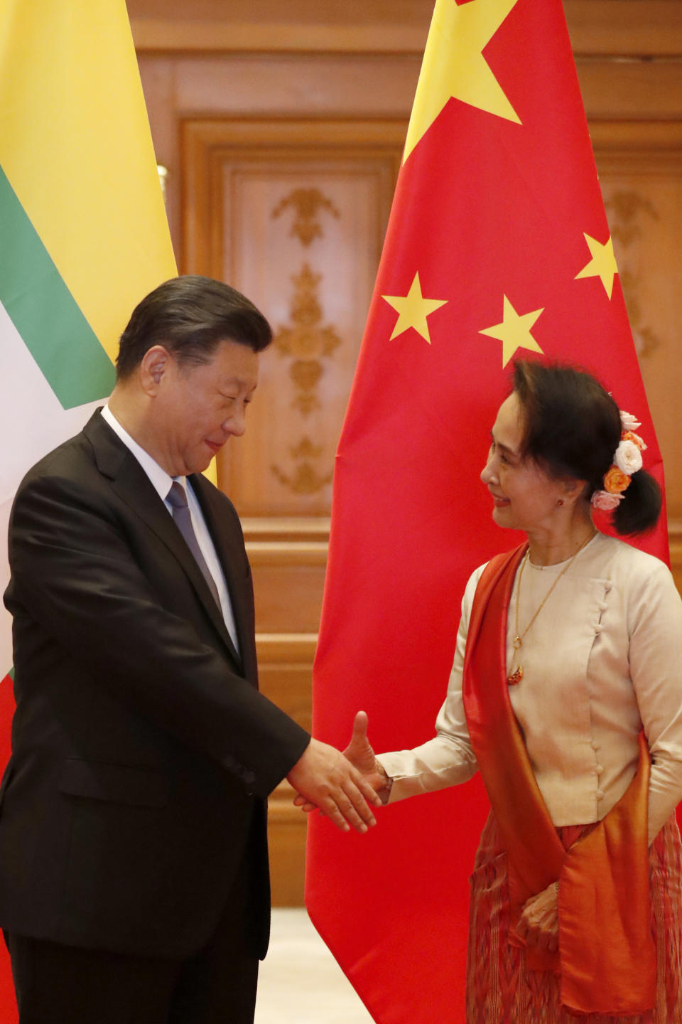 Myanmar State Counselor Aung San Suu Kyi, right, greets Chinese President Xi Jinping at president house in Naypyitaw, Myanmar, Saturday, Jan. 18, 2020. (Nyein Chan Naing/Pool Photo via AP)