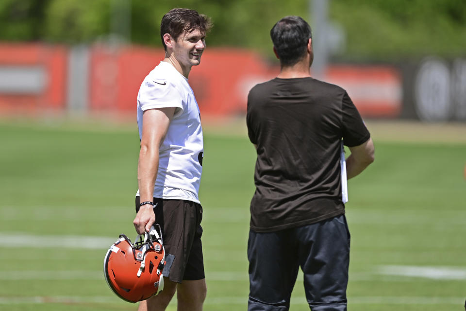 Cleveland Browns kicker Cade York, left, talks with special teams coordinator Mike Priefer during the NFL football team's rookie minicamp, Friday, May 13, 2022, in Berea, Ohio. (AP Photo/David Dermer)