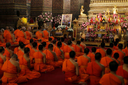 Buddhist monks pray in front of a picture of Thailand's new King Maha Vajiralongkorn Bodindradebayavarangkun at Wat Pho temple in Bangkok, Thailand, December 1, 2016. REUTERS/Jorge Silva