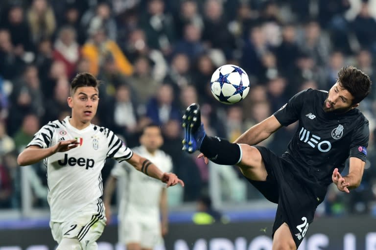 Porto's Felipe vies with Juventus' Paulo Dybala (L) during their UEFA Champions League football match on March 14, 2017 at the Juventus stadium in Turin