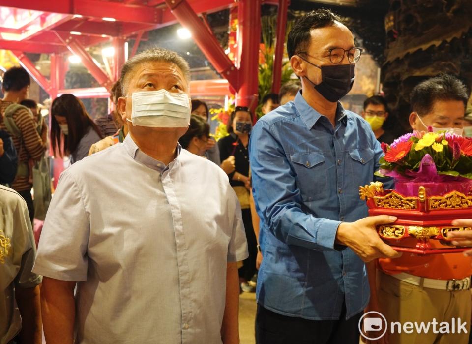 國民黨主席朱立倫在大甲鎮瀾宮董事長顏清標陪同下向媽祖參拜。提到立委黃國書曾是國民黨情治系統線民，朱立倫稱，民進黨的內鬥非常的炙熱，強調國民黨30年前就開始自我反省、開始民主化。   圖：張良一/攝