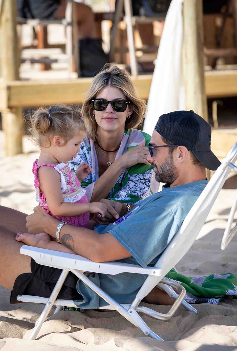 María del Cerro y Meme Bouquet con la hija menor de la pareja, Cala