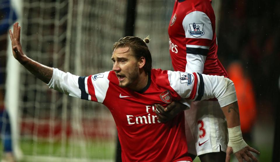 Nicklas Bendtner, en sus tiempos en el Arsenal, celebrando un gol.