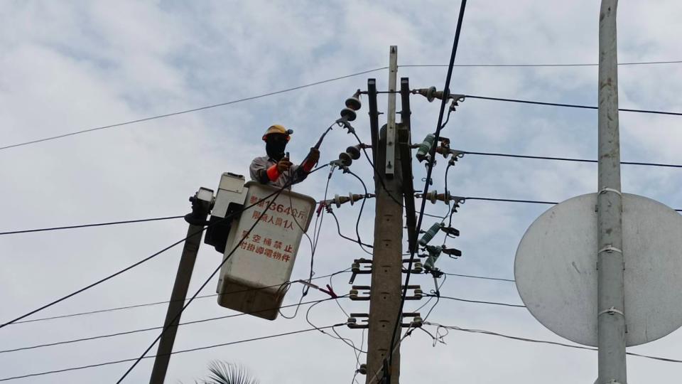 台電緊急搶修情況。台電高雄區處提供