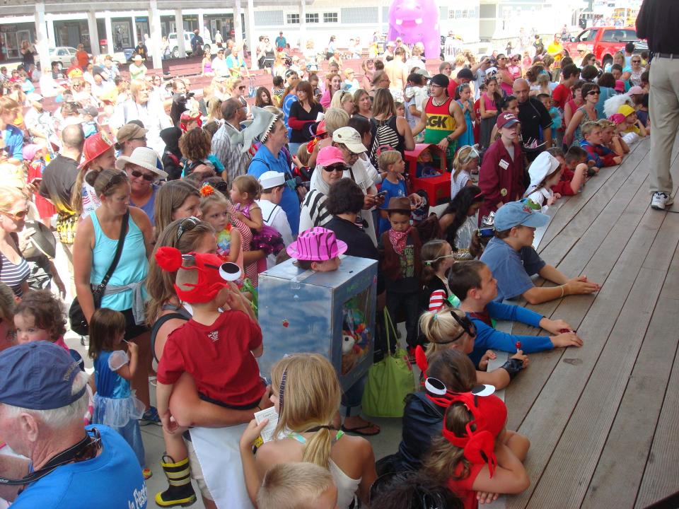 Performances at the Hampton Beach Children’s Festival include magic shows, juggling, tap dancing, hula hoop exhibitions and sing-alongs, as well as activities like face painting and mini golf.