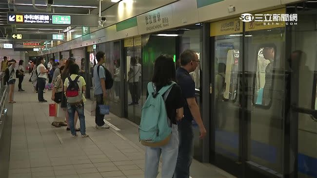 原po下捷運時，一群高中生擠上車擋住她下車的通道。（示意圖／資料照）