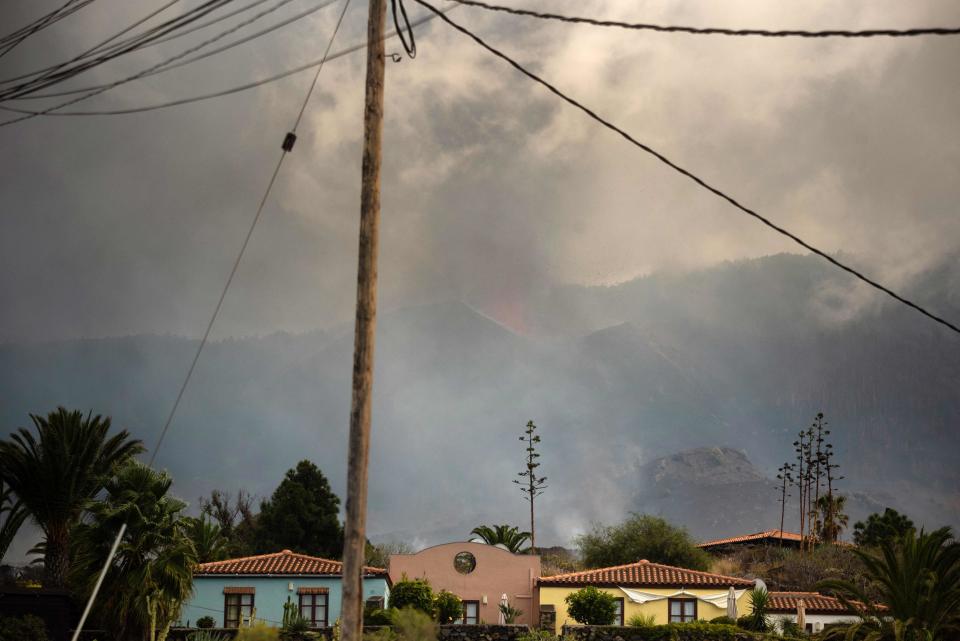 A column of smoke and pyroclastic materials spewed by the Cumbre Vieja volcano is seen from the neighbourhood of Todoque in Los Llanos de Aridane on the Canary island of La Palma in September 24, 2021.