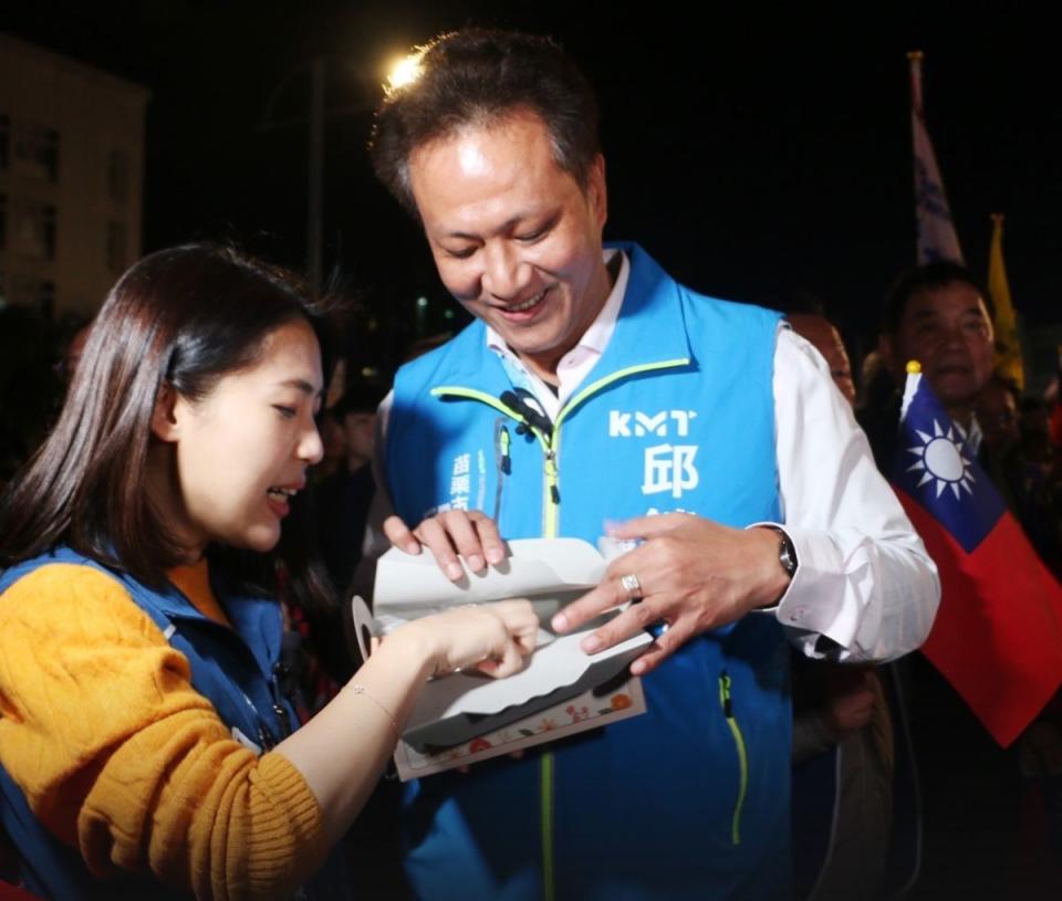 苗二選區苗栗市長邱鎮軍初選擊敗徐耀昌，獲鍾東錦力挺勝算不小。（圖：邱鎮軍臉書）