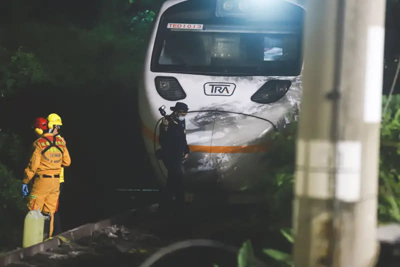 王薇君在太魯閣事故車廂中，發現一個「約手掌大的罹難者的頭蓋骨」，當場痛批離譜；台鐵局長杜微表示，後續會再會同檢警單位，搜尋車上是否還有其他遺物。