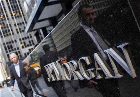 People walk by the JP Morgan & Chase Co. building in New York in this file photo from October 24, 2013. JPMorgan Chase & Co reported a 7.3 percent drop in quarterly profit January 14, 2014 after the biggest U.S. bank by assets paid penalties to the government for not reporting suspicions of fraud by Ponzi-schemer client Bernie Madoff. REUTERS/Eric Thayer/Files