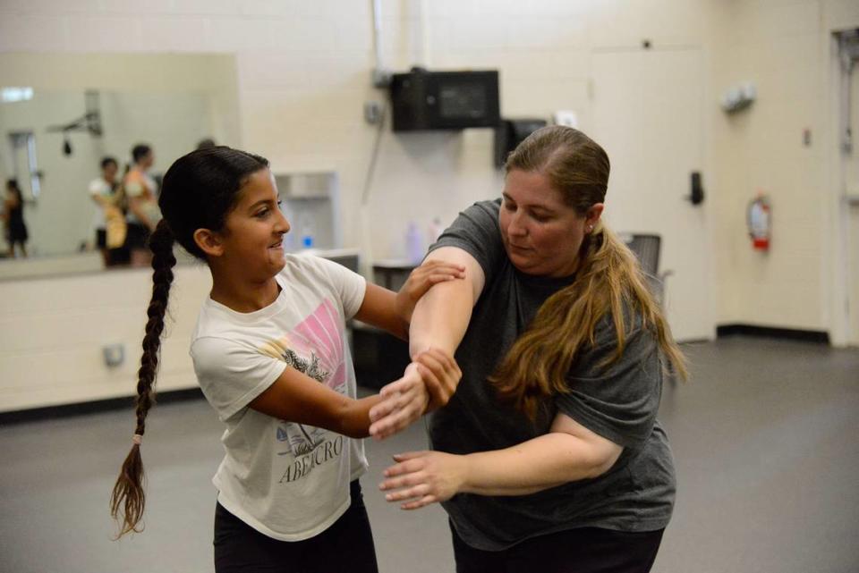 La instructora Amy Rayford practicando movimientos de defensa personal con una alumna, el lunes 24 de junio de 2024.