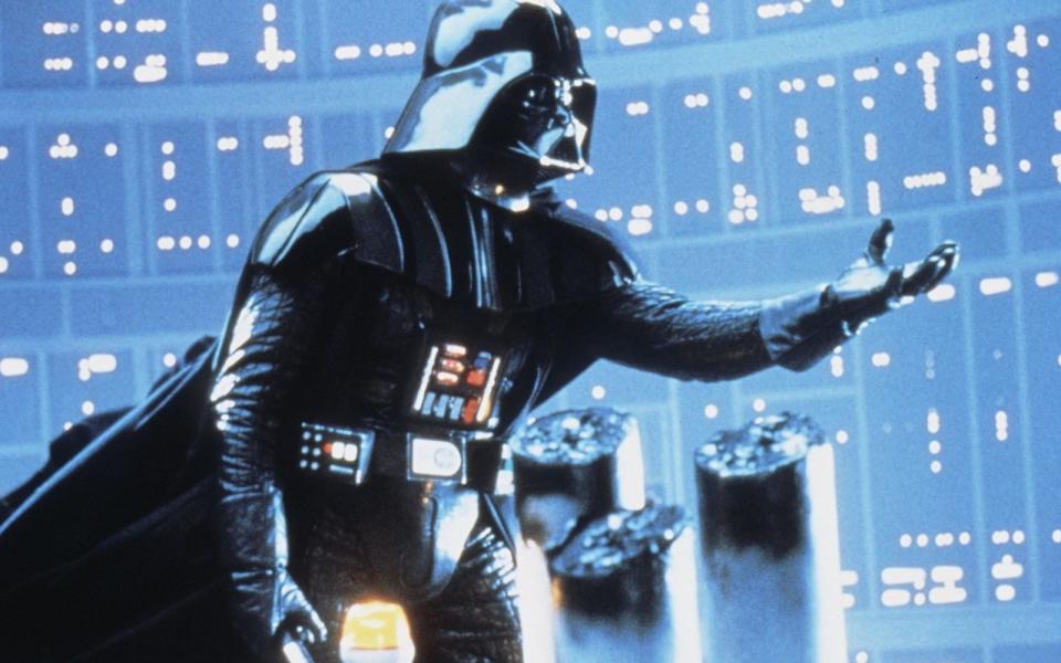 Die Welt ist seit über 40 Jahren fest im Griff der "Star Wars"-Saga. Doch beinahe wäre es nicht dazu gekommen. Warum das so war, wer bei seinem Gast-Auftritt völlig blau war und zahlreiche andere irre Fakten über das kontinuierlich ausgebaute Science-Fiction-Epos erfahren Sie hier! (Bild: Fox / Lucasfilm Ltd. & TM. All rights reserved.)