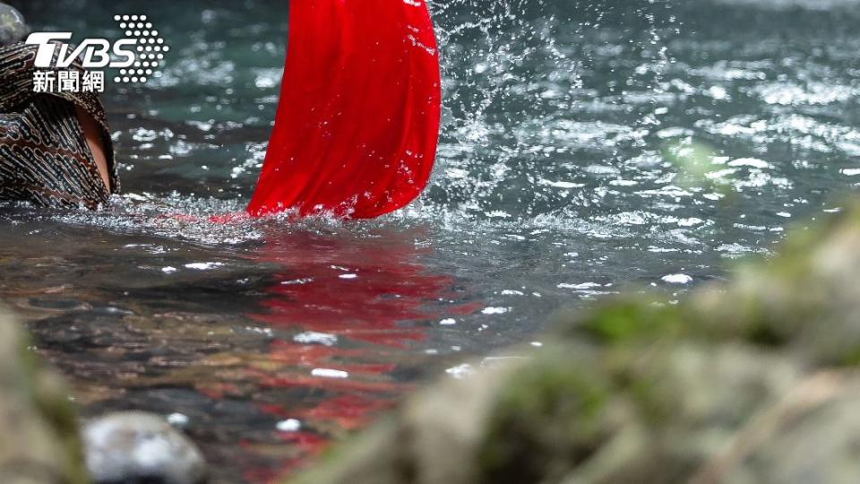 印度女子在河邊洗衣服被鱷魚襲擊。（示意圖／Shutterstock達志影像）