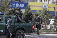 <p>Afghan security personnel arrive at the site of suicide bombing in Kabul, Afghanistan, Tuesday, Aug. 29, 2017. (Photo: Rahmat Gul/AP) </p>